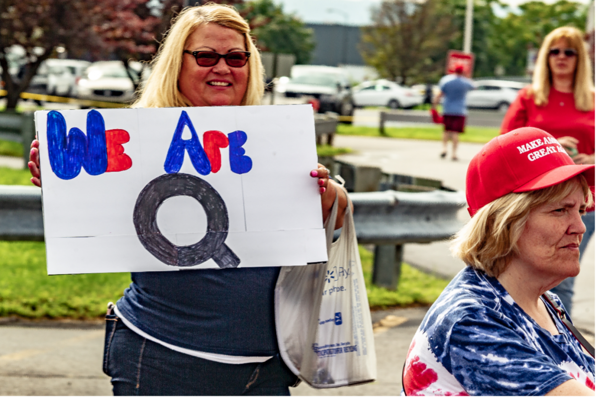 Manifestation en soutien à Donald Trump, leader populiste d'extrême-droite, dont le slogan "Make American Great Again" est teinté de narcissisme collectif. La pancarte "We are Q", qui signifie "nous sommes Q", fait référence à la théorie du complot QAnon, largement répandue chez les partisans de Donald Trump et présentant l'ancien président des Etats-Unis comme un opposant aux agissements secrets d'élites malveillantes.