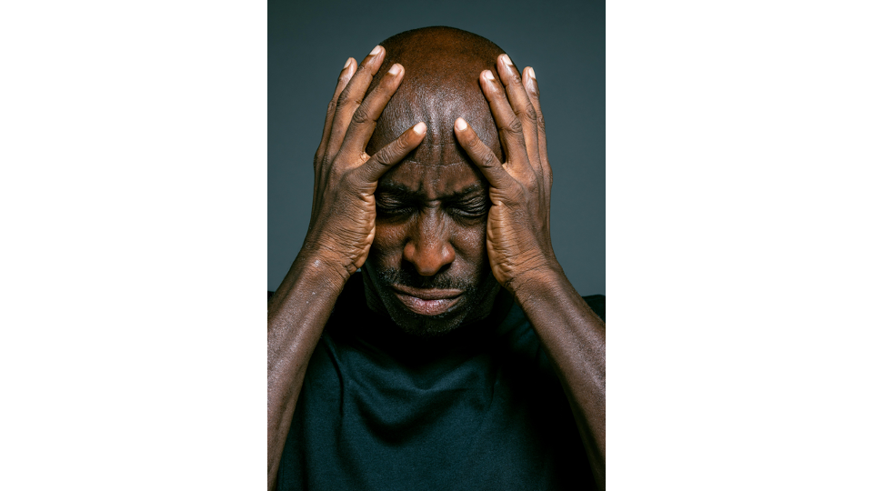 Un athlète olympique peut ressentir une fatigue physique et émotionnelle constante (source : https://www.pexels.com/photo/man-in-black-crew-neck-shirt-holding-his-head-4584291/)