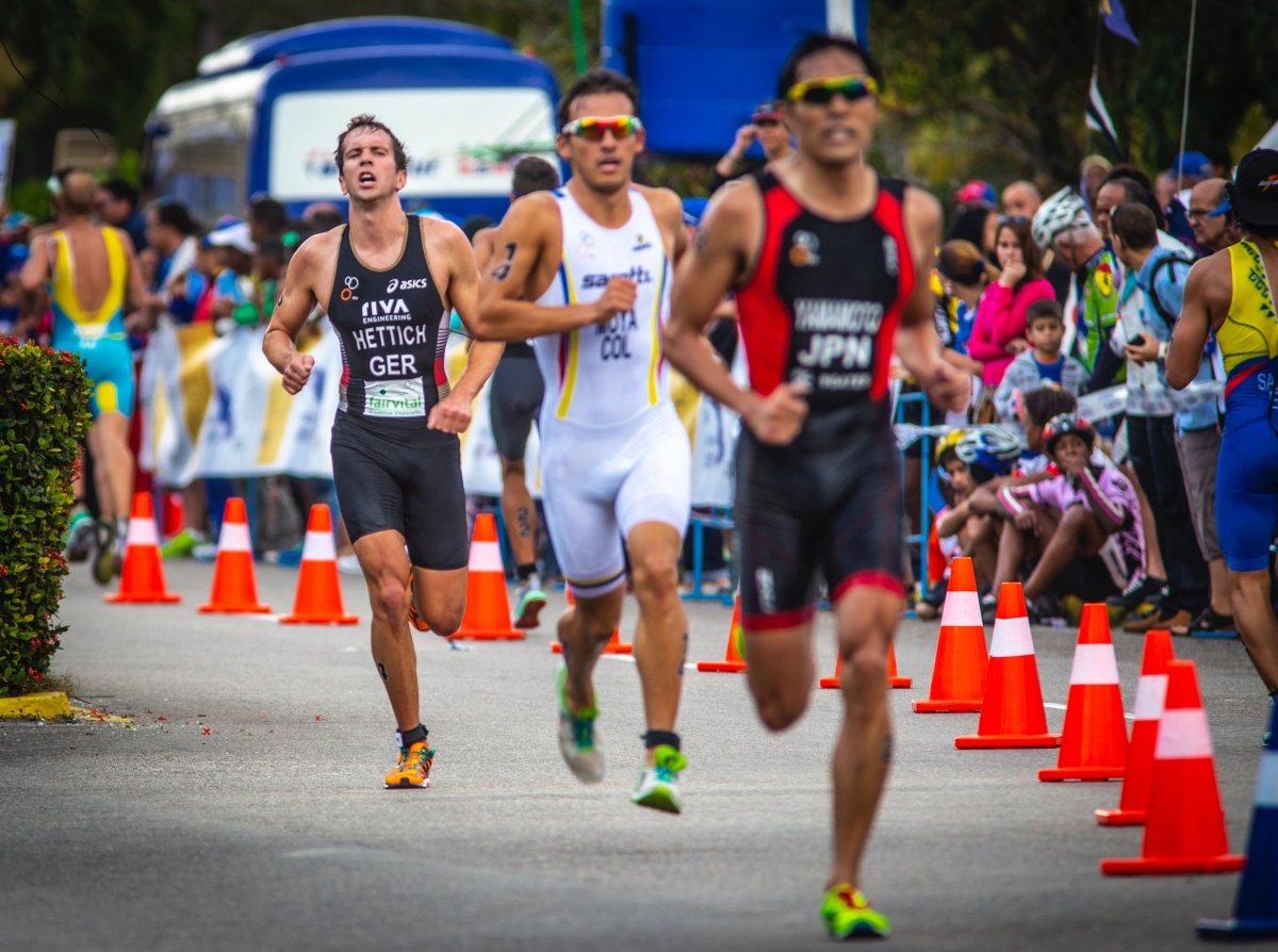 Les Jeux olympiques et paralympiques sont l'aboutissement d'années d'entraînement et de compétition rigoureux. (source : https://www.pexels.com/photo/determined-professional-athletes-running-on-track-in-stadium-4604846/)