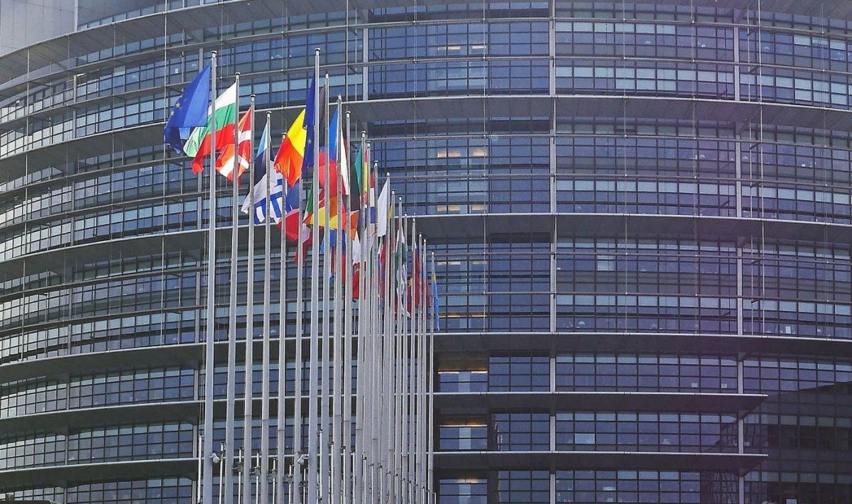 Les drapeaux sont omniprésents dans nos sociétés et la question se pose de connaître leur(s) impact(s) sur les relations entre les individus. Photo par hpgruesen de Pixnio