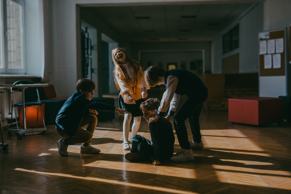 Légende. Le harcèlement scolaire. Image de Mikhail Nilov provenant de Pexels